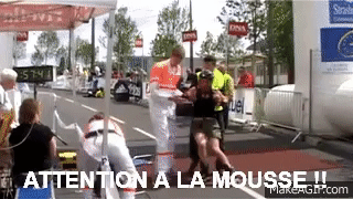 Une image animée d'une chute en rollers