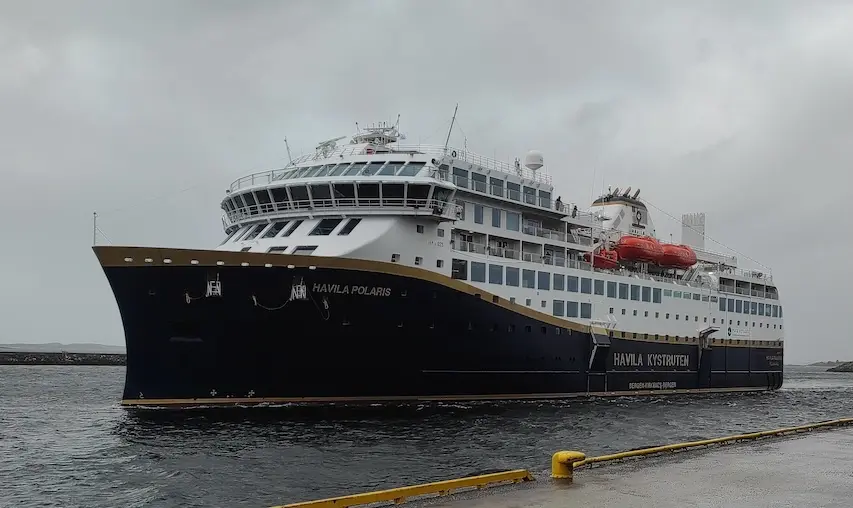 La photo d'un bateau de croisière