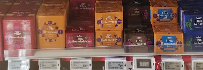 Des boîtes de Brunost, fromage norvégien