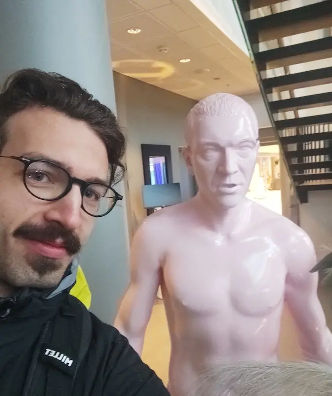 Un selfie avec une statue représentant Vincent Cassel