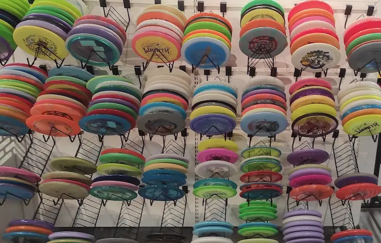un étal de frisbee