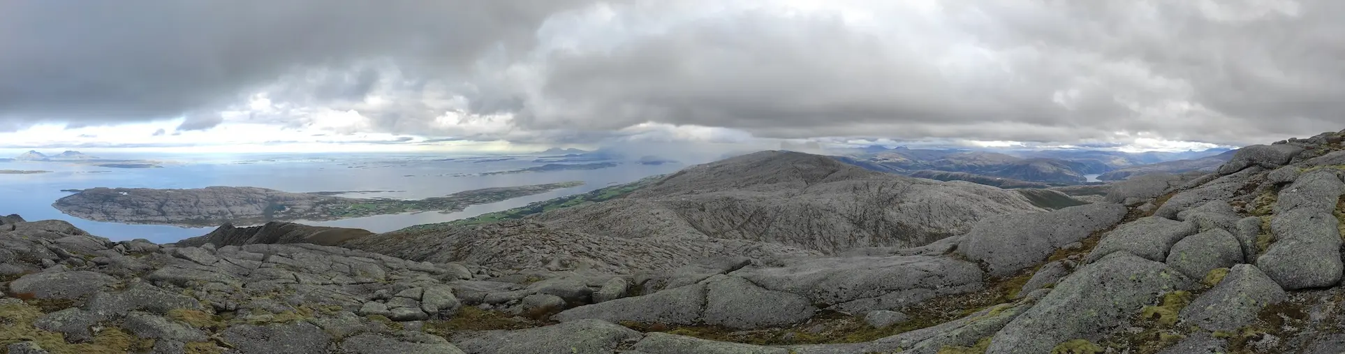 Une vue panoramique depuis le Hoyhølmstindan