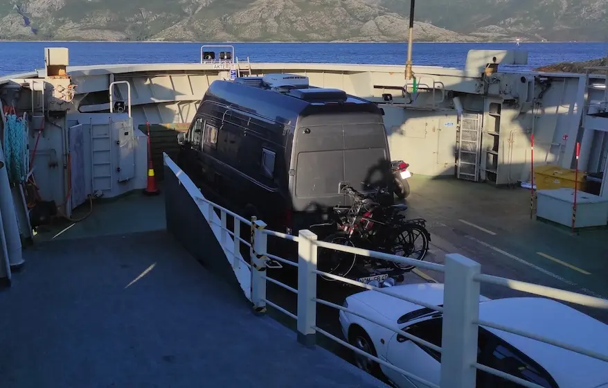 une photo prise depuis le pont d'un ferry