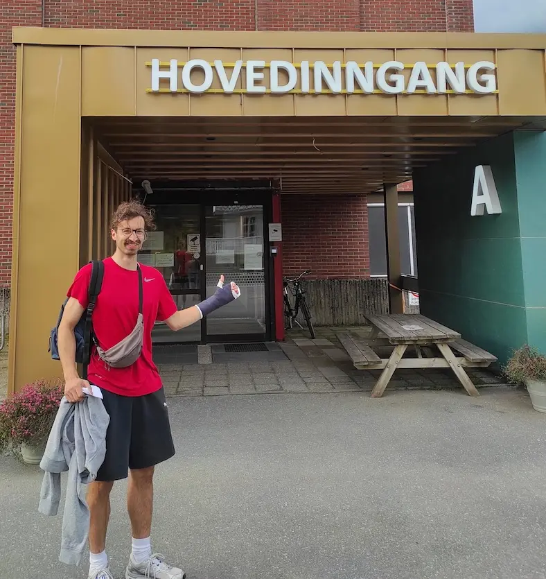 Une photo devant un hôpital