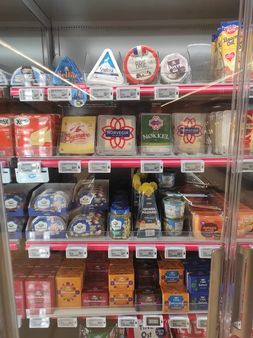 Le rayon fromage d'une supérette en Norvège